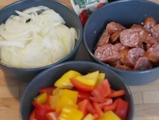 Rezept: Wurstgulasch à la Cho Bild Nr. 2 Wurstgulasch à la Cho - Rezept - Bild Nr. 2