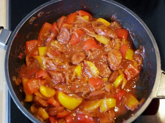 Rezept: Wurstgulasch à la Cho Bild Nr. 9 Wurstgulasch à la Cho - Rezept - Bild Nr. 9