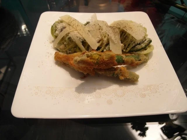 Rezept: Zucchini-Spaghetti-Variationen mit Zucchiniblüten und einem Lachskavier-Amuse-Geul Zucchini-Spaghetti-Variationen mit Zucchiniblüten und einem Lachskavier-Amuse-Geul - Rezept