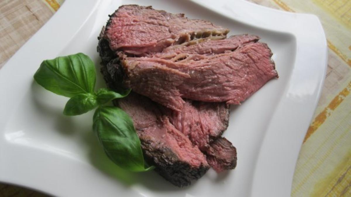 Ein rosa gebratenes Stück Rindfleisch - Rezept - kochbar.de