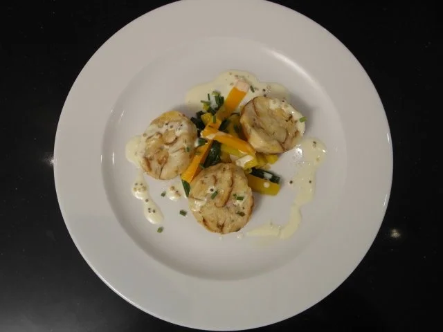 Brezen-Weißwurst-Knödel mit Gemüse, Senfsauce und "King Lui" - Rezept