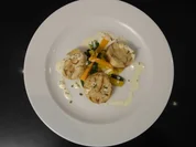 Brezen-Weißwurst-Knödel mit Gemüse, Senfsauce und "King Lui" - Rezept