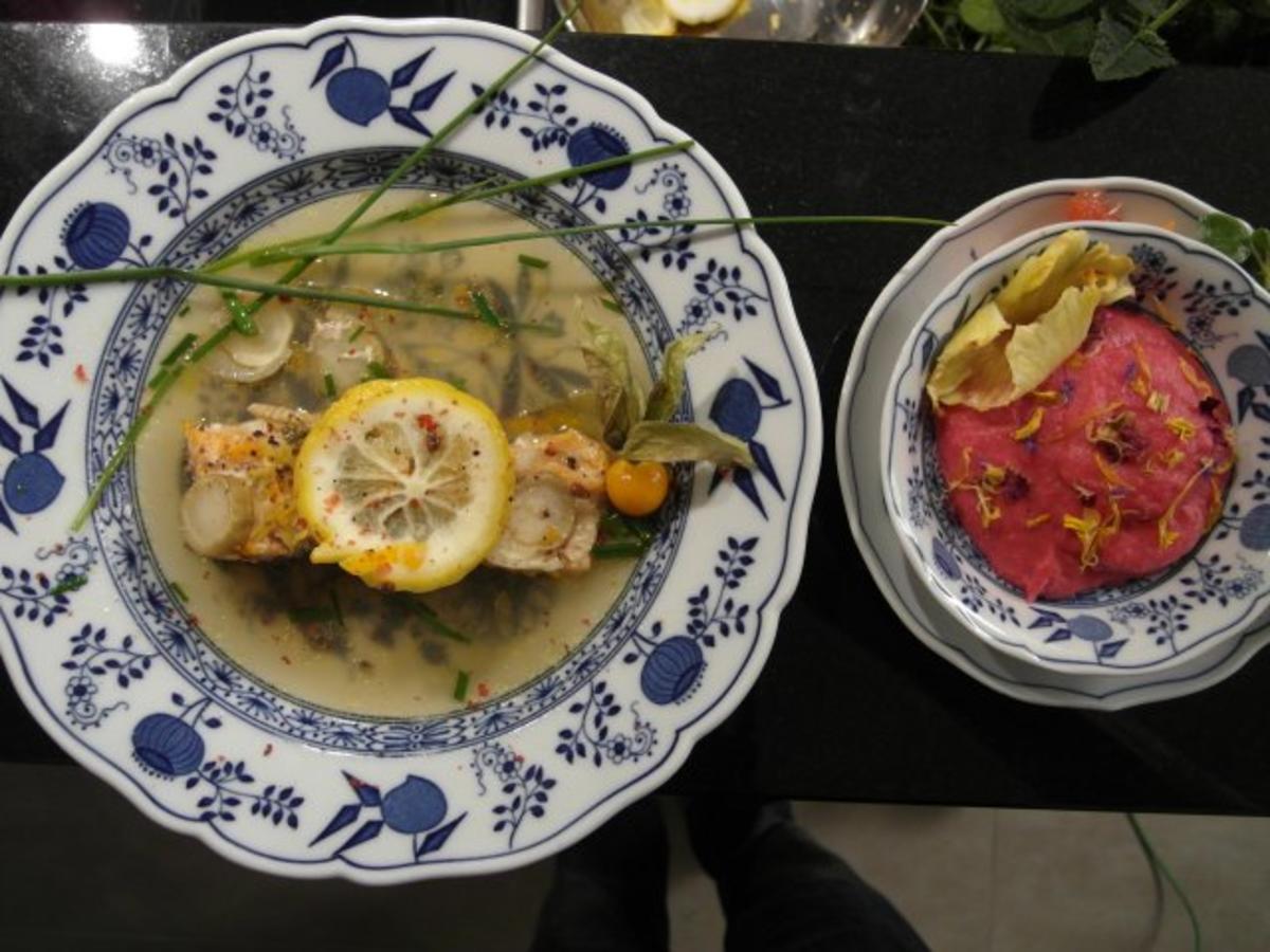 Lachs im Kräuterbett mit Papaya-Pomelo-Brunnenkresse-Salat und Selleriepüree - Rezept