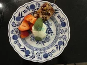 Kürbiskernflorentiner mit Sauerrahmeis auf Rhabarber-Erdbeerbett - Rezept