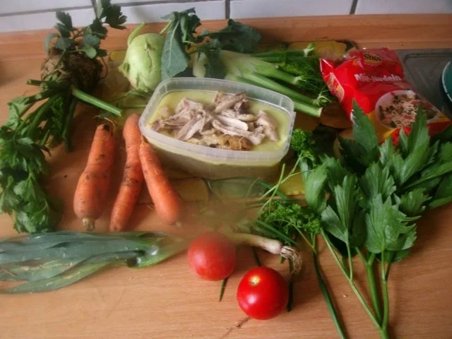 Bunte Gartensuppe mit Huhn und Mie-Nudeln - leicht verschärft - Rezept - Bild Nr. 3