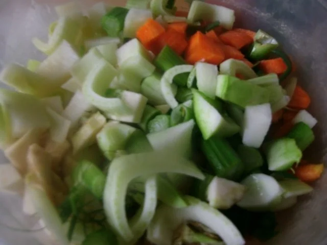 Bunte Gartensuppe mit Huhn und Mie-Nudeln - leicht verschärft - Rezept - Bild Nr. 5