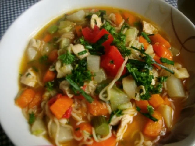 Bunte Gartensuppe mit Huhn und Mie-Nudeln - leicht verschärft - Rezept - Bild Nr. 9