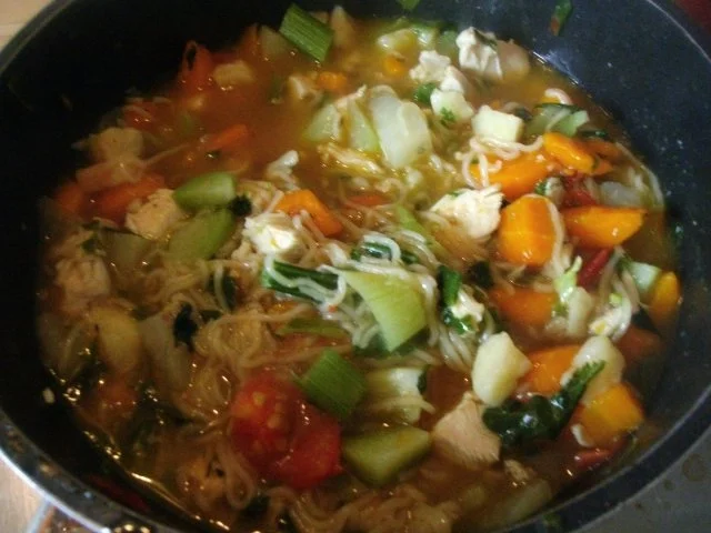 Bunte Gartensuppe mit Huhn und Mie-Nudeln - leicht verschärft - Rezept - Bild Nr. 10