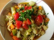 Bunte Gartensuppe mit Huhn und Mie-Nudeln - leicht verschärft - Rezept