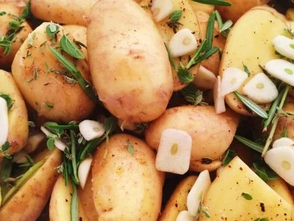 Rezept: Kartoffen mit Knoblauch und Kräutern Kartoffen mit Knoblauch und Kräutern - Rezept