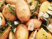 Rezept: Kartoffen mit Knoblauch und Krรคutern Kartoffen mit Knoblauch und Krรคutern - Rezept