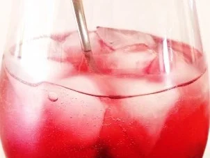 Prosecco mit Sauerkirschen - Rezept