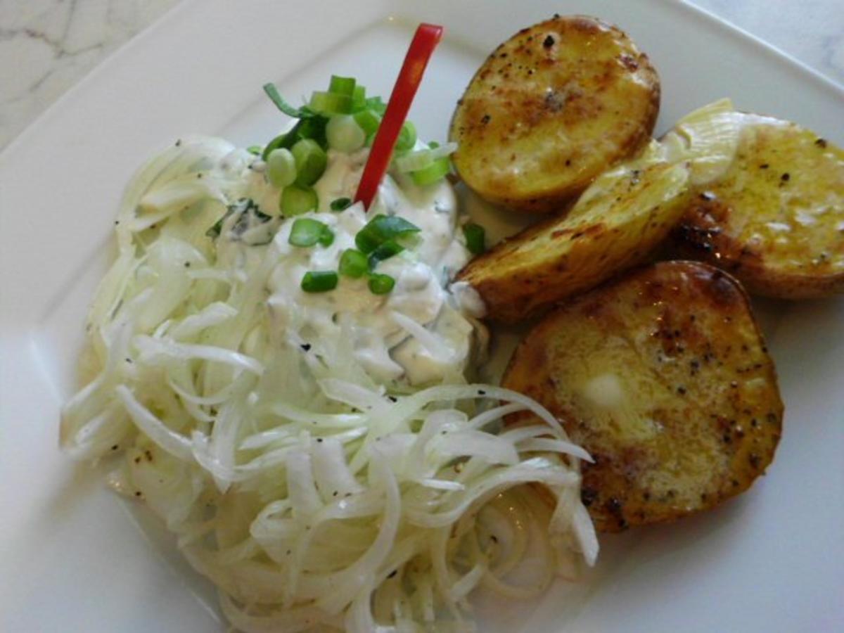 Enikös Backkartoffeln mit Kräuterquark, dazu Zwiebelsalat - Rezept