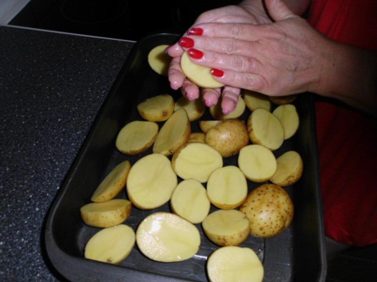 Enikös Backkartoffeln mit Kräuterquark, dazu Zwiebelsalat - Rezept - Bild Nr. 3