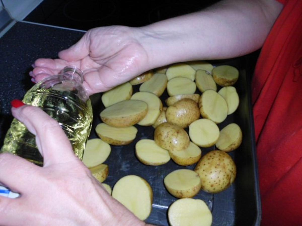 Enikös Backkartoffeln mit Kräuterquark, dazu Zwiebelsalat - Rezept - Bild Nr. 2