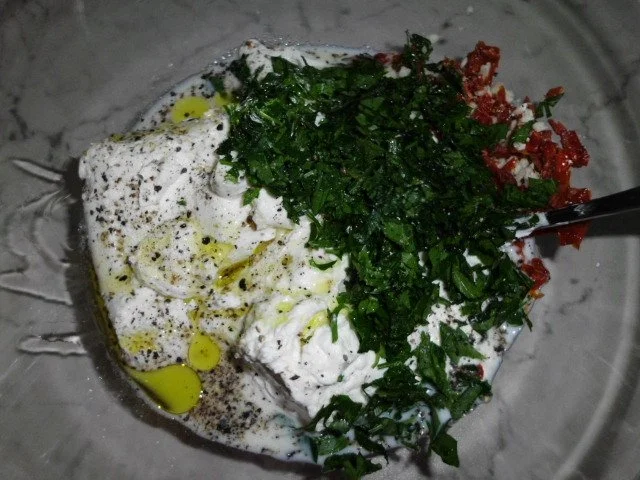 Enikös Backkartoffeln mit Kräuterquark, dazu Zwiebelsalat - Rezept - Bild Nr. 7