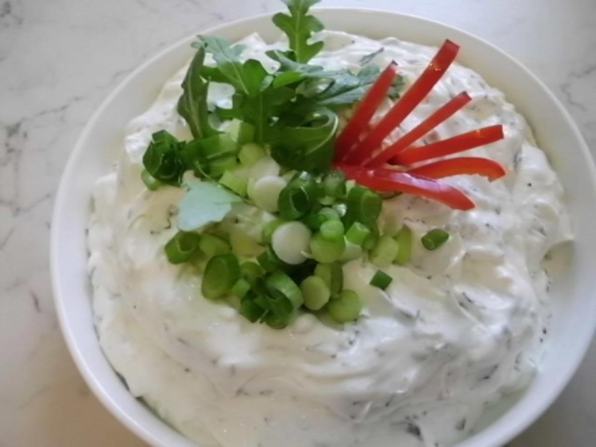 Enikös Backkartoffeln mit Kräuterquark, dazu Zwiebelsalat - einfach ... Enikös Backkartoffeln mit Kräuterquark, dazu Zwiebelsalat - einfach ...