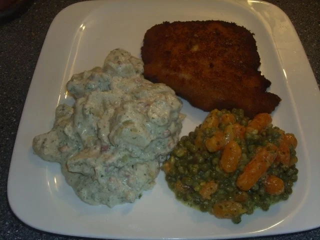 Panierte Schnitzel mit Mischgemüse und Schmandkartoffeln - Rezept