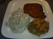 Panierte Schnitzel mit Mischgemüse und Schmandkartoffeln - Rezept