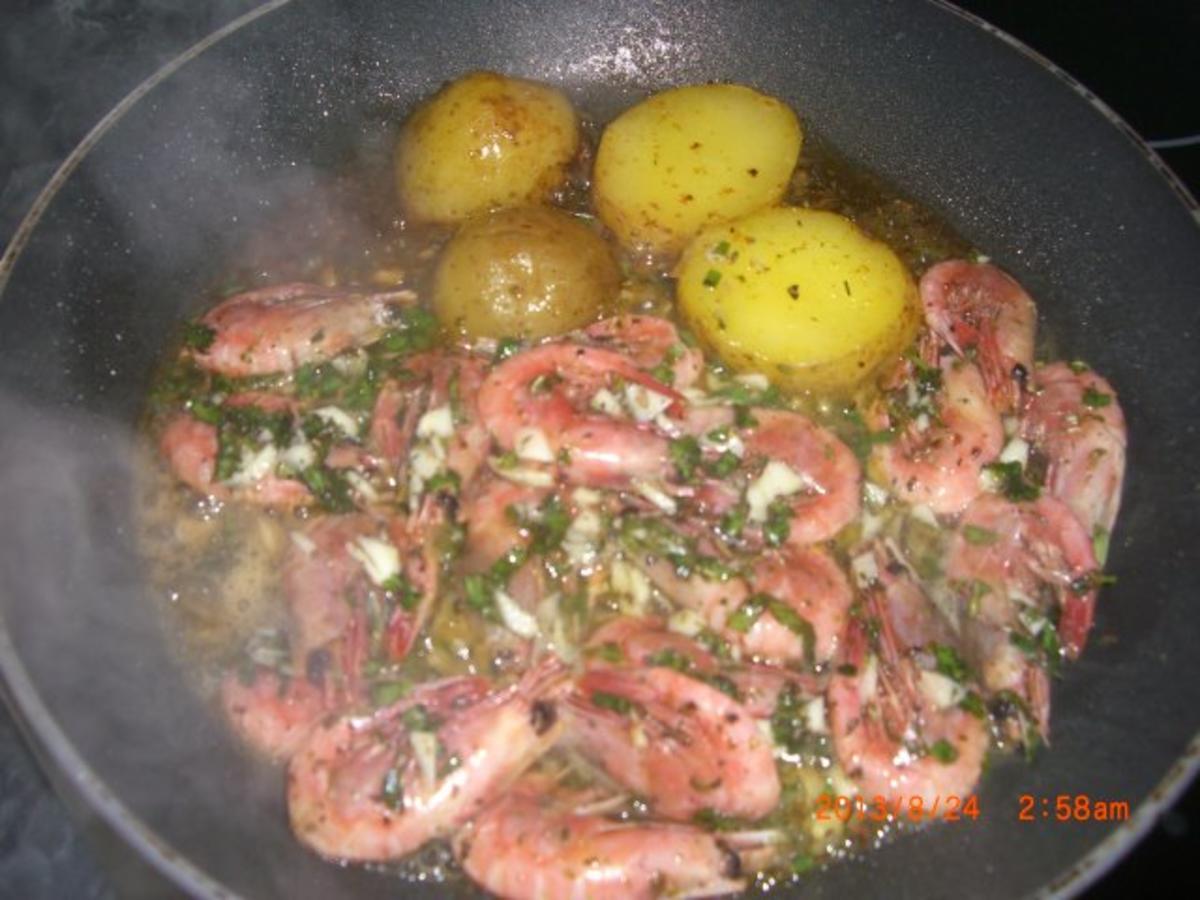 Garnelenplatte mit gebratener Feige, griechischem Salat und Bratkartoffeln - Rezept - Bild Nr. 7
