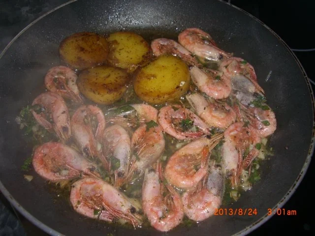 Garnelenplatte mit gebratener Feige, griechischem Salat und Bratkartoffeln - Rezept - Bild Nr. 8