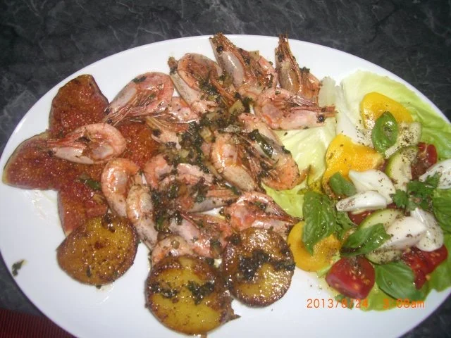 Garnelenplatte mit gebratener Feige, griechischem Salat und Bratkartoffeln - Rezept