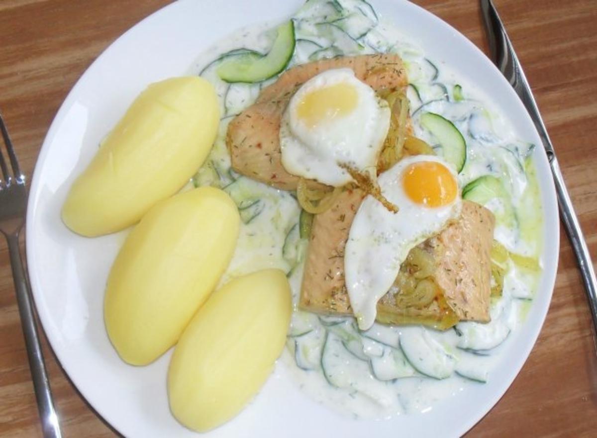 Pochierter Lachs auf Gurkengemüse - Rezept - kochbar.de