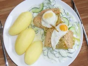 Pochierter Lachs auf Gurkengemüse - Rezept