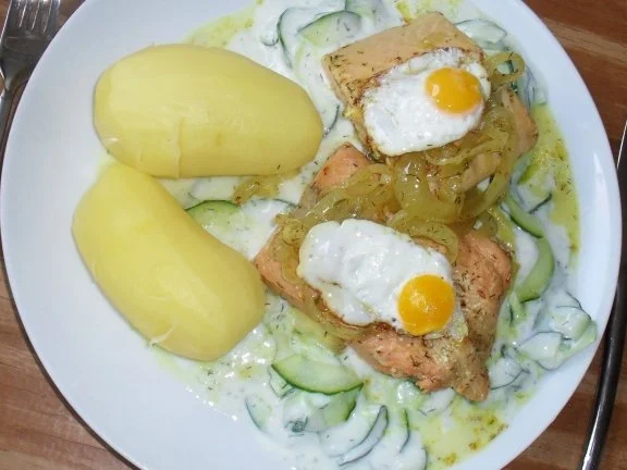 Pochierter Lachs auf Gurkengemüse - Rezept - Bild Nr. 2