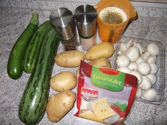 Rezept: Zucchini-Kartoffel-Auflauf Dieter´s Art Bild Nr. 2 Zucchini-Kartoffel-Auflauf Dieter´s Art - Rezept - Bild Nr. 2