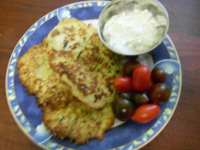 Zucchini-Knoblauch-Kräuter-Puffer - Rezept