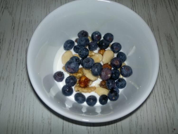 Griechischer Joghurt mit Honig, Nüssen und Blaubeeren - schnell ...