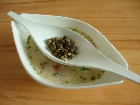 Rezept: Heiße Brühe mit geröstetem Mediteranem Gemüse Heiße Brühe mit geröstetem Mediteranem Gemüse - Rezept