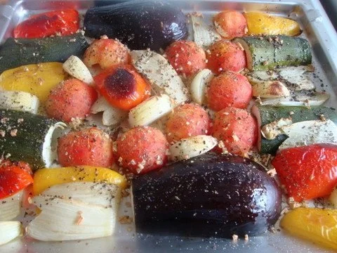 Rezept: Heiße Brühe mit geröstetem Mediteranem Gemüse Bild Nr. 14 Heiße Brühe mit geröstetem Mediteranem Gemüse - Rezept - Bild Nr. 14