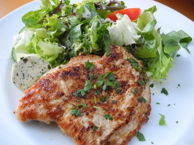 Salate : Grünen Salat an Hähnchenschnitzel mit Kräuterbutter - Rezept