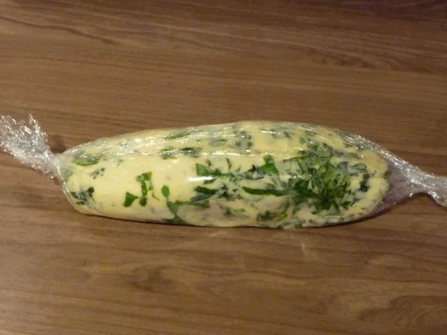 Salate : Grünen Salat an Hähnchenschnitzel mit Kräuterbutter - Rezept - Bild Nr. 2