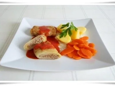 Kohlrouladen mit Tomatensauce, Salzkartoffeln und Möhren - schonend gegart. - Rezept - Bild Nr. 2