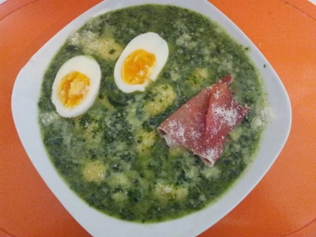 Rezept: Gnocchi in Rahmspinat mit Ei Gnocchi in Rahmspinat mit Ei - Rezept