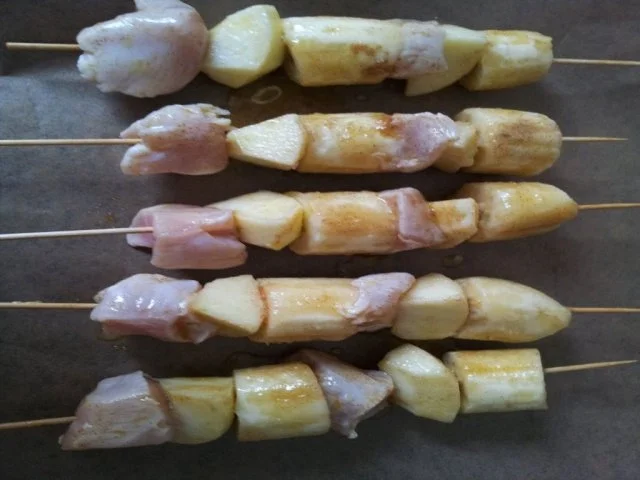 Hähnchenspieße mit Apfel und Bananen - Rezept - Bild Nr. 2
