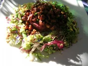 Rezept: Rindstatar auf Reibekuchen mit gebratenen Pfifferlingen und Salatbukett Rindstatar auf Reibekuchen mit gebratenen Pfifferlingen und Salatbukett - Rezept