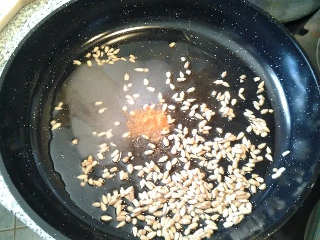 Rezept: Kürbisküchlein mit gebrannten Sonnenblumenkernen Bild Nr. 5 Kürbisküchlein mit gebrannten Sonnenblumenkernen - Rezept - Bild Nr. 5