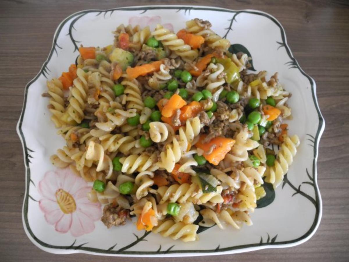 Bilder für Hackfleisch : Hackfleisch mit Gemüse und Pasta dazu Blumenkohl - Rezept