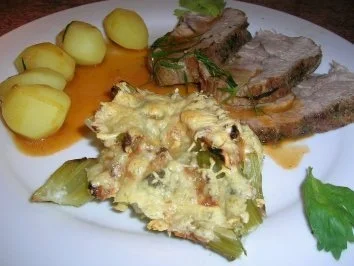 Rezept: Nackenbraten vom Schwein mit Estragonsauce an überbackenem Staudensellerie Nackenbraten vom Schwein mit Estragonsauce an überbackenem Staudensellerie - Rezept
