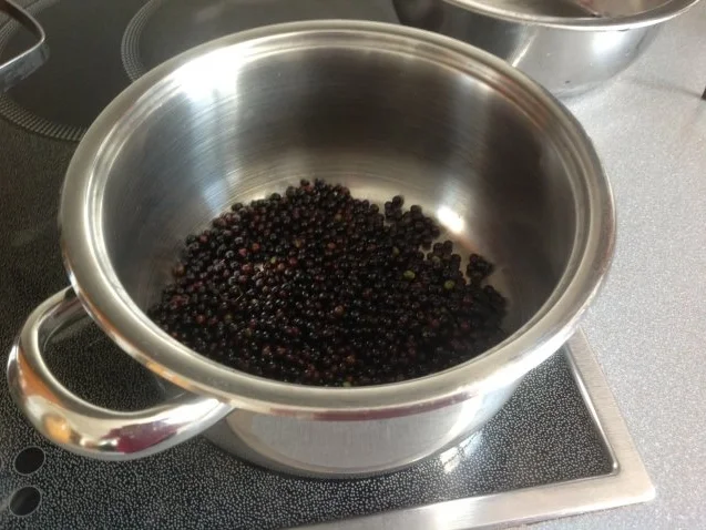 Rezept: Leckerer Holunderbeersirup frisch&fruchtig zur Saison Probierportion Bild Nr. 4 Leckerer Holunderbeersirup frisch&fruchtig zur Saison Probierportion - Rezept - Bild Nr. 4