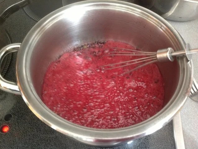 Rezept: Leckerer Holunderbeersirup frisch&fruchtig zur Saison Probierportion Bild Nr. 6 Leckerer Holunderbeersirup frisch&fruchtig zur Saison Probierportion - Rezept - Bild Nr. 6