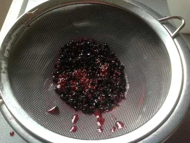 Rezept: Leckerer Holunderbeersirup frisch&fruchtig zur Saison Probierportion Bild Nr. 10 Leckerer Holunderbeersirup frisch&fruchtig zur Saison Probierportion - Rezept - Bild Nr. 10