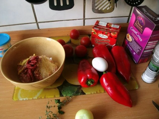Rezept: Hausmannskost - gefüllte Paprikaschoten in Tomatensauce Bild Nr. 2 Hausmannskost - gefüllte Paprikaschoten in Tomatensauce - Rezept - Bild Nr. 2