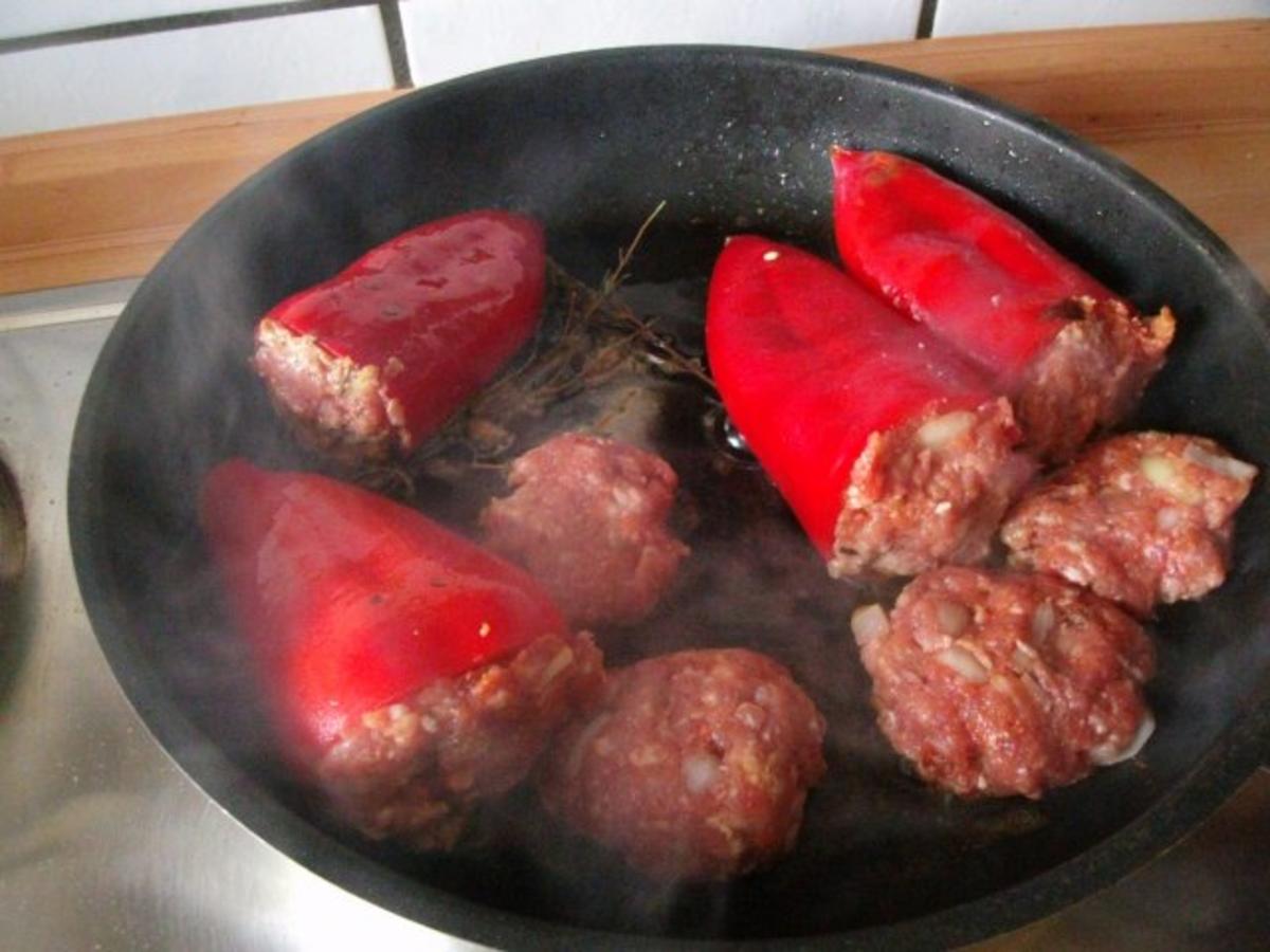 Hausmannskost - gefüllte Paprikaschoten in Tomatensauce - Rezept - Bild Nr. 4
