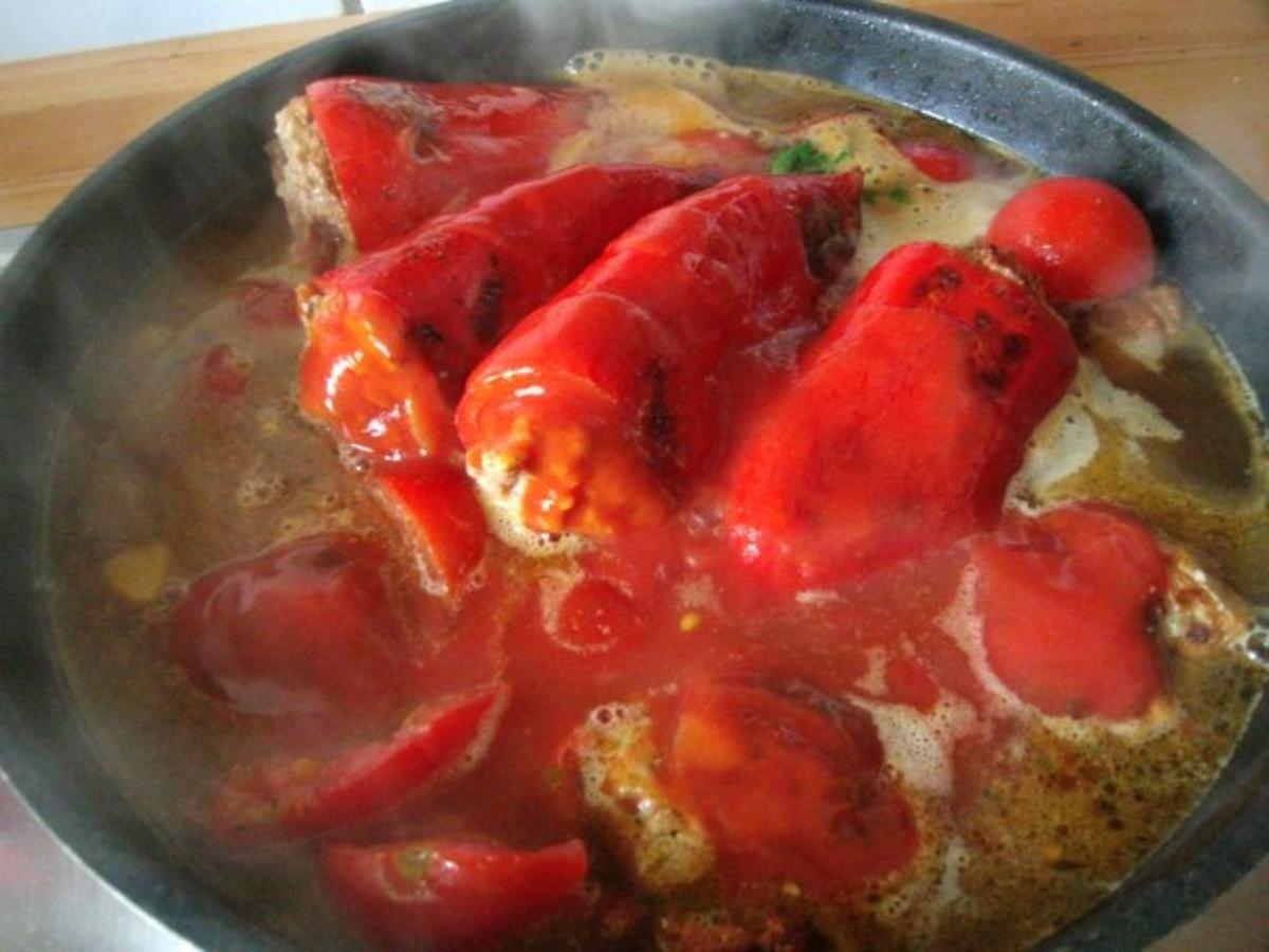 Hausmannskost - gefüllte Paprikaschoten in Tomatensauce - Rezept - Bild Nr. 5