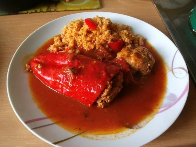 Rezept: Hausmannskost - gefüllte Paprikaschoten in Tomatensauce Hausmannskost - gefüllte Paprikaschoten in Tomatensauce - Rezept